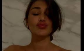 Belen rodriguez ha mollato tutto per fare una fuga romantica insieme al suo nuovo fidanzato belen e antonino fanno sul serio? Belen Rodriguez Topless Devastante Il Regalino Per Antonino Spinalbese Schiaffo All Ex De Martino Libero Quotidiano