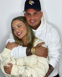 Sarah engels und pietro lombardi wollen. Pietro Lombardi Und Freundin Laura Begrussen Ihr Neues Familienmitglied Gala De