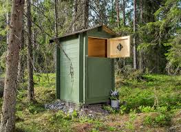 Eine toilette im gartenhaus ist der traum aller, die viel zeit im garten verbringen. Gartentoilette Air Ein Klassisches Und Sauberes Plumpsklo Mit Geteilter Tur Polhus