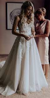 Jolie Robe Et Coiffure Robe De Mariee Robe De Mariee Trapeze Robe De Mariage
