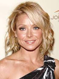 Kelly Ripa Hairstyles June 16 2008 Dailymakeover Com Short Hair Waves Curly Hair Styles Hair Styles