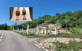 O fibula mare in forma de vultur (care poarta pe piept marele caboson oval, marginit simetric, in cruce. Cine A Descoperit CloÈ™ca Cu Pui De Aur È™i Cine A TÄƒiat Tezaurul Cu Un Topor