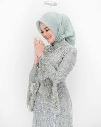 Model kebaya modern hijau broklat rok velvet kebaya kebaya. Ide Kebaya Berwarna Mint Untuk Hari Lamaran Di 2021 Gaya Model Pakaian Model Pakaian Kebaya