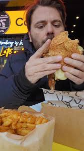 Gli appassionati lo considerano il panino col pollo fritto più buono al  mondo, per altri è disgustoso. Lo trovate da Birdbox a Times Square