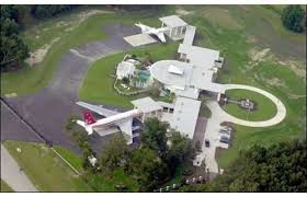 Celebrity Garage John Travolta S Features Parking For 15 Cars A Jumbo Jet And A Private Jet Complex John Travolta House Celebrity Houses Florida Mansion
