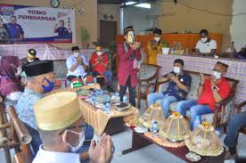 Sebagai media komunikasi dan informasi antara pemerintah kelurahan dan. Saking Senangnya Dikunjungi Appi Ketua Lpm Bira Potong Sapi Dan Gelar Tudang Sipulung Ujung Jari