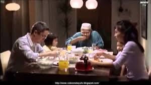 Kisah dua orang anak yatim yang begitu gigih mencari jalan untuk pulang ke kampung demi menziarahi pusara orang tua mereka. Nostalgia Iklan Raya Petronas Oleh Yasmin Ahmad
