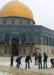 That's after as many as 205 people were injured at jerusalem's al aqsa mosque friday, when israeli police in riot gear clashed with palestinians following evening prayers, according to the palestinian red crescent. Kids Playing Around Al Aqsa During The Snow Storm Of 2013 Jerusalem Palestine Palestine Art Mosque Jerusalem