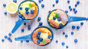 Fluffige Pfannkuchen Mit Fruchten Und Zitronencreme Sind Ideal Zum Brunch Aber Auch Salzig Kombiniert Sind Sie Kostl Nervennahrung Zitronencreme Food Magazine