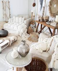 Holz Und Helle Farben Im Tribal Boho Stil Kombiniert Boho Chic Interior Chic Living Room Decor Boho Living Room