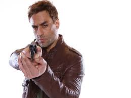 No me basta tu piel para saciar mi sed quiero amarte por dentro ser la sangre en tu cuerpo atrapado en tus venas cumpliré esta condena en tu fluido vital estaré hasta el final. Alvaro Gomez Hablo Sobre Su Personaje En Pacto De Sangre