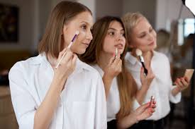 Chicas Atractivas Aplicando Cosméticos En La Cara Haciendo Maquillaje Foto  de archivo - Imagen de profesional, gris: 193633938