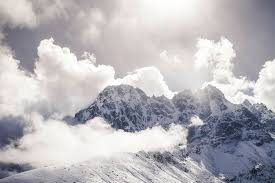 She collapsed and died on october 2, 1979 as she was returning from successfully summiting mount everest via the southern route. The Story Of Hannelore Schmatz The First Woman To Die On Everest