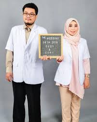 Inspirasi baju bridesmaid muslimah yang modis dan elegan (foto: 30 Foto Prewedding Islami Romantis Tapa Sentuhan