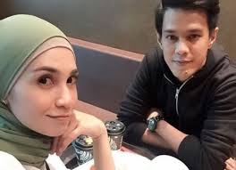 Pasti ada hari di mana kamu hanya ingin menyerah saja, di mana rasanya kamu ingin sembunyi saja di balik selimut dan tidak pernah keluar. Video Manjanya Makan Pun Nak Kena Suap Aksi Mesra Izreen Azminda Dan Suami Jadi Perhatian Netizen