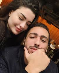 وخرجت نجمة منصات التواصل الاجتماعي في فيديو قصير عبر أحد حساباتها الرسمية على الإنترنت، والذي يعد ظهورها الأول بعد فترة وجيزة من الغياب واعتزالها حساباتها جراء حزنها على وفاة والدتها الراحلة. Ø±ÙˆØ§Ù† Ø¨Ù† Ø­Ø³ÙŠÙ† Ø²ÙˆØ¬ÙŠ Ù‡Ùˆ Ù…ØºØªØµØ¨ÙŠ ÙˆÙƒØ´ÙØªÙ‡ ÙŠØ±Ø³Ù„ ØµÙˆØ± Ø¹Ø¶ÙˆÙ‡ Ø§Ù„Ø°ÙƒØ±ÙŠ Ù„Ù‚Ø§ØµØ±Ø§Øª