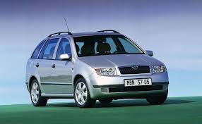 Bu direksiyonun hemen arkasındaysa giriş seviyesinde 3,5 inç ekrana sahip, üst paketlerden itibarense tamamen dijital 10,2 inç gösterge panelini. Skoda Fabia Combi Dorazi Pozdeji Nez Se Predpokladalo Garaz Cz