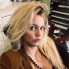 Rosanne Mchugh's Instagram, Twitter & Facebook