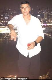 Her dad's a singer too. Brits 2019 Dua Lipa S Hunky Father Steals The Show Daily Mail Online