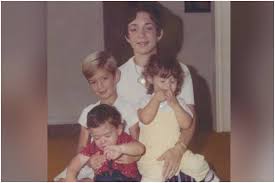 Besides bulging left eye or droopy right upper eyelid, there are not any other problems pointed at jeff bezos' eyes. Jeff Bezos Throwback Mothers Day Photo Has Left Internet Guessing Which One He Is