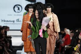Oscar lawalata, full name oscar septianus lawalata (born in pekanbaru, riau, 1 september 1977, age 36 years) is an indonesian fashion designer. Oscar Lawalata Zimbio