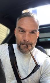 Retrouvée ce matin par sa fille et sa petite fille, après 5 jours (et donc 5 nuits) dans sa voiture après une sortie de route. 35 Philippe Bas Ideen Manner Schonsten Manner Herrenfrisuren Graue Haare