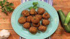 Le polpette di zucchine e ricotta sono dei bocconcini morbidi e fragranti da servire per antipasto o come secondo vegetariano. Polpette Zucchine E Ricotta Con Patate Cotte Al Forno
