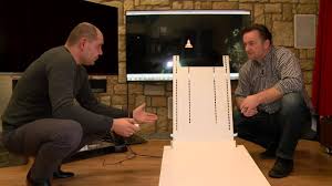Es erlaubt den fernseher in den raum zu ziehen, in die gewünschte position zu schwenken und auch zu kippen. Verstecken Sie Den Fernseher Mit Dieser Genialen Automatischen Halterung Youtube