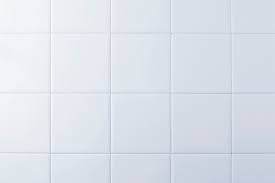 Dort bleibt ihnen das chaos aus dreckiger wäsche, halb leeren shampoo flaschen und kosmetikartikeln in deinem. Fliesen Neu Gestalten Funf Kreative Moglichkeiten