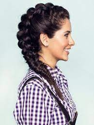 Einen seitenscheitel ziehen und einseitig beginnen, einen französischen zopf zu flechten. Geflochtener Zopf Zur Tracht Tracht Frisur Oktoberfest Frisur Dirndl Frisuren