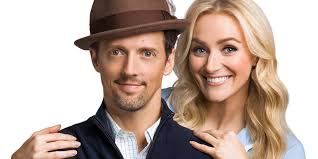 Watch Waitress' Betsy Wolfe Quiz Incoming Co-Star Jason Mraz About His  Broadway Role