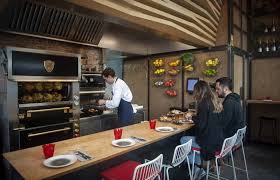 Una cocina blanca es la elección perfecta para un piso con el diseño y la estructura propia de las viviendas del distrito del eixample de barcelona. A Pluma Pollos Asados Version Gourmet El Viajero El Pais
