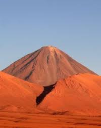 Maktub Lodge al atardecer con el volcán Licancabur de fondo.