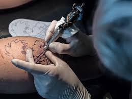 Also, the physical feeling of getting a henna tattoo plays a role. Tatowierer Verdeckt Verstummelungen Und Narben Und Nimmt Dafur Keinen Cent