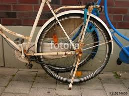 Rostiges Cremefarbenes Fahrrad Mit Kettenkasten Vor Einer Backsteinmauer In Munster In Westfalen Im Munsterland Backstein Fahrrad Backsteinmauer
