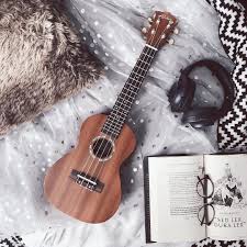 Spanish translation of lyrics for sur un coup de tête by maëlle. Repost Ninegorman J Ai Achete Un Ukulele Sur Un Coup De Tete J En Suis Fan Et Vous Vous Jouez D Un Instrum Ukulele Art Ukulele Photography Ukulele Design