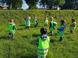Spielen Auf Der Wiese Spielen Kita Love Kinder Spiel Kindergarten Spass Spass Lustig Fun Familie Spielzeug Kit Kinderbetreuung Kinder Krippe Kinder