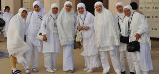 Pakaian ihram untuk wanita tidaklah memiliki ketentuan yang khusus, asalkan menutup aurat dan janganlah wanita bercadar, dan janganlah dia memakai kaos tangan hadits riwayat bukhari ketika menjalankan ibadah haji atau umrah, anda harus memiliki tas untuk membawa keperluan. Syarat Ibadah Haji Bagi Perempuan 2 Bincang Syariah