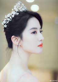 Không những ở thảm đỏ mà trong lúc sự kiện diễn ra, khi camera vô tình quay đến thì có thể thấy nhan sắc của 'thần tiên tỷ tỷ' lưu. LÆ°u Diá»‡c Phi Láº¯m Khi Khong Há» Tháº§n Tien Tá»· Tá»· Tron Trung Trá»¥c Da Xáº¥u CÆ°á»i Há»Ÿ Lá»£i