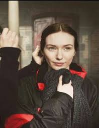 Résultat de recherche d'images pour "shows similar to the white queen"