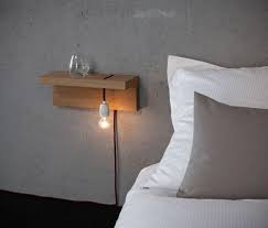 Elle se décline sous plusieurs styles décoratifs et tous les goûts seront comblés tellement les choix sont variés. Petite Table Pour Chevet De Lit