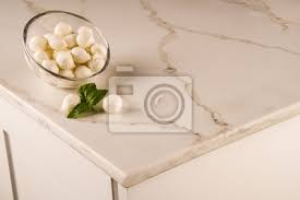 .mit marmor arbeitsplatte die weiße küche ein ort zum durchatmen und kraft tanken, weiße marmor küchen 75 ideen für den einsatz von marmor vlog gabelschereblog youtube, gestaltung weiße küche mit heller arbeitsplatte elha service, marmor arbeitsplatte sublimieren sie seine küche mit. Moderne Marmor Weisse Kuche Arbeitsplatte Weisse Carrara Countertop Leinwandbilder Bilder Arbeitsplatte Carrara Umbau Myloview De