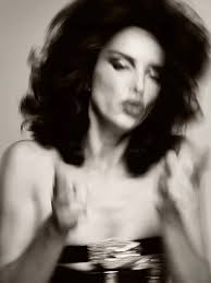 Irina Shayk para a campanha da faixa “Gorgeous” da cantora Doja Cat.