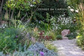 Herbstliche Stimmung Im Staudenbeet Graser Fette Henne Astern Und Gaura Im Landhausgarten Von Renate Waas Landsc Garten Garten Design Pflegeleichter Garten