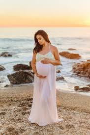 Babybauchfotos Selber Machen Tipps Naturlich Romantisch Sonnenuntergang Strand Meer Babybauch Fotos Weisse Umstandskleider Schwangerschaftskleid