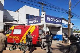 Após o confronto no matagal, lázaro ainda chegou a ser socorrido e levado a uma viatura do corpo de imagens obtidas pelo metrópoles (foto em destaque) mostram o momento em que o maníaco chega à unidade policial em uma maca. Taxr B8uvvt8gm