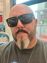 If anyone at the Cincy shows wants to hang, hmu! Here by myself