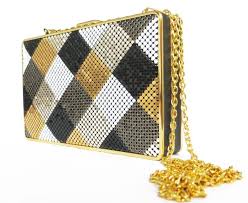 Unos sneakers también en dorado y un conjunto skater te ayudarán a conseguirlo. Bolso De Fiesta En Tonos Dorado Plata Negro Y Blanco Online