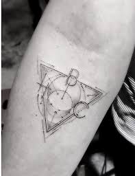 Feine Geometrie Artworks Von Hollywoods Beliebtestem Tattookunstler Geometrisches Tattoo Linientattoos Feine Linien Tattoos