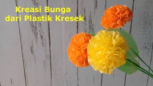 Kemudian ambil kantong plastik sisa membuat mahkota bunga dengan ukuran 7 x 8 cm untuk membuat putik bunga. Cara Paling Mudah Membuat Bunga Dari Plastik Kresek Prakarya Sd Youtube